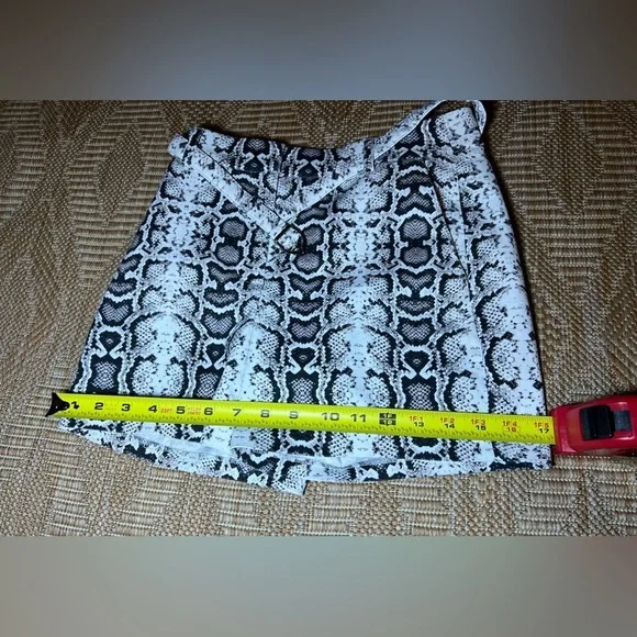 Express Women's Snake Print Stretch Shortie High Rise Belt Shorts,Size 00 - Picture 5 of 8